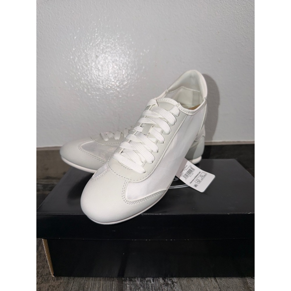 Women lace up mesh sneakers size 6